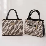 کیف زنانه چرم مصنوعی روزمره ابعاد 28 در 21 سانتیمتر - تصویر 6