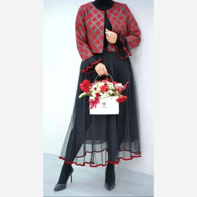 56021e59-a591-4860-ba22-0bec5d3367b1 ست کت و دامن یلدا جنس کت گلیمی تافته و نخ آکریلیک لمه دار دامن تور آستر دار رنگ مشکی قرمز فری سایز 38 تا 46 - تصویر 1
