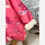 کاپشن دخترانه مموری ضد آب طرح تک شاخ داخل خز سرخابی 2 تا 7 سال - تصویر 3