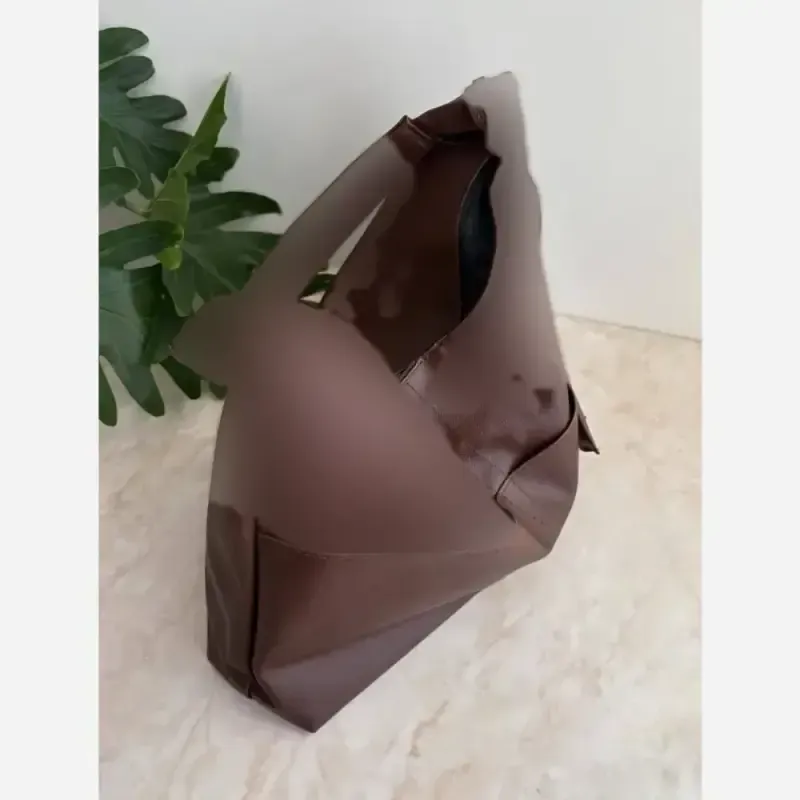 8b0a6226-2ff7-4a00-b168-f3271806f709 کیف زنانه شرانگ وارداتی دو جیب جلو مشکی و شکلاتی - تصویر 1