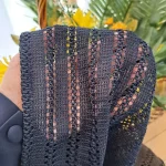 شال بافت پاییزه و زمستانه سه رنگ مشکی سرمه ای قهوه ای ابعاد 150 در 50 - تصویر 4
