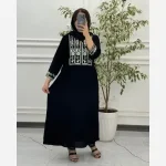 مانتو ساحلی نخی مشکی فری سایز بلند طرح چاپی کمربنددار - تصویر 2