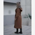 بارانی بلند زنانه مدل دینا کلاه دار کمربند دار جنس تی سی ضد آب استردار فری سایز - تصویر 7